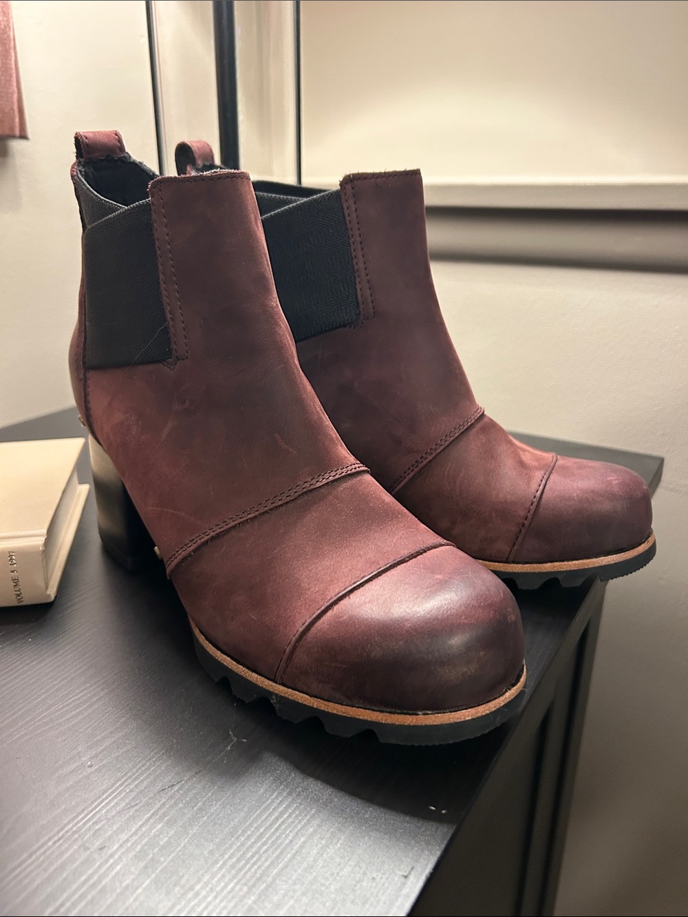 SOREL Addington Waterproof Chelsea Boot, Cattail Red/Burgundy, Sz 8.5, LIKE NEW